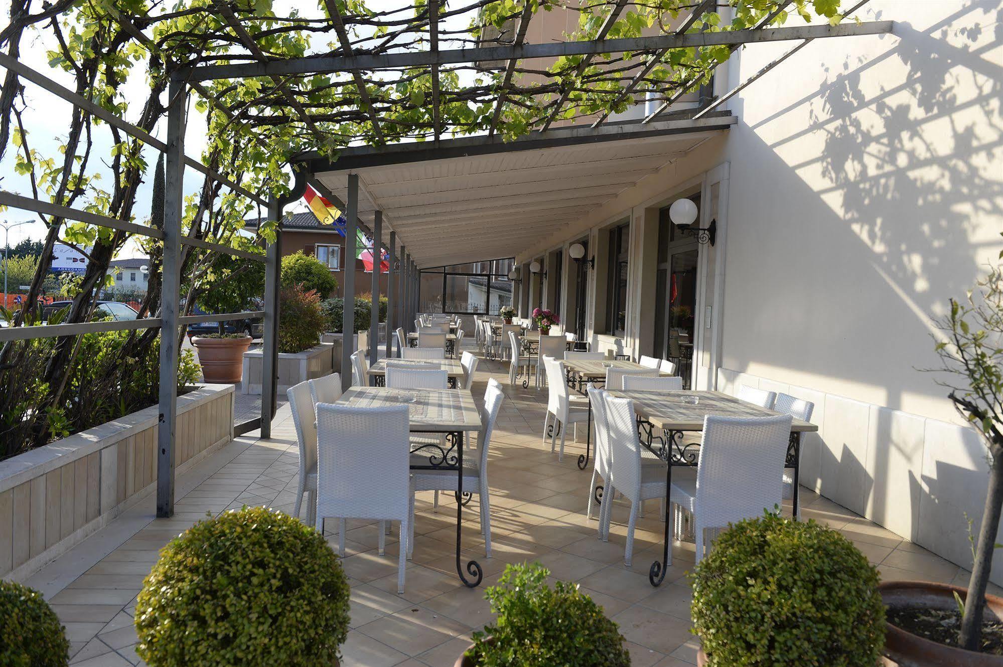 Hotel San Benedetto Peschiera del Garda Esterno foto