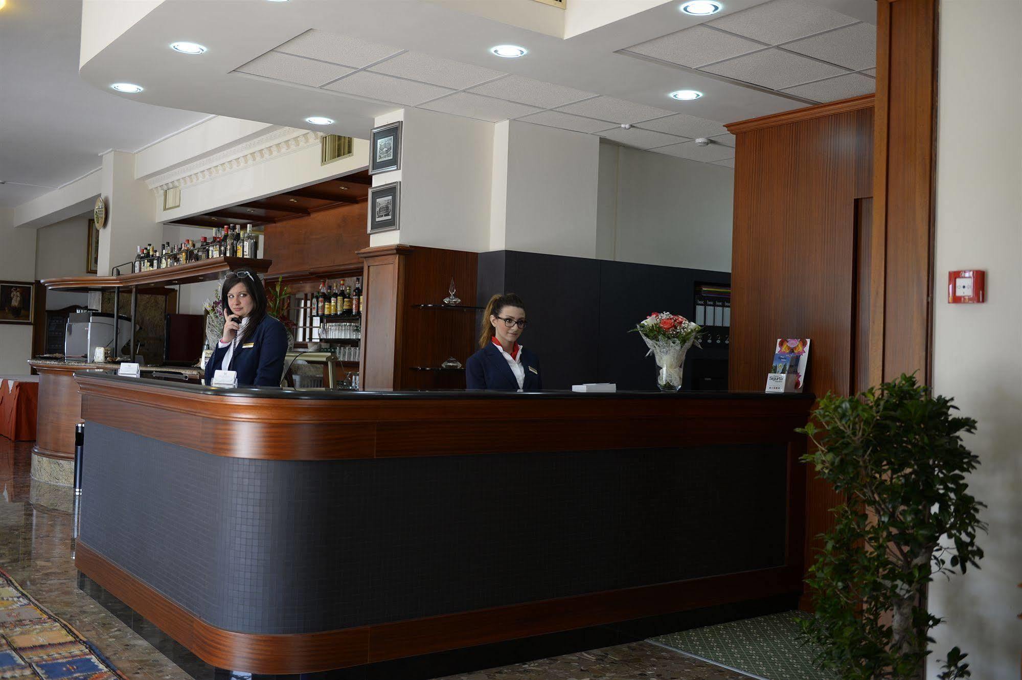 Hotel San Benedetto Peschiera del Garda Esterno foto
